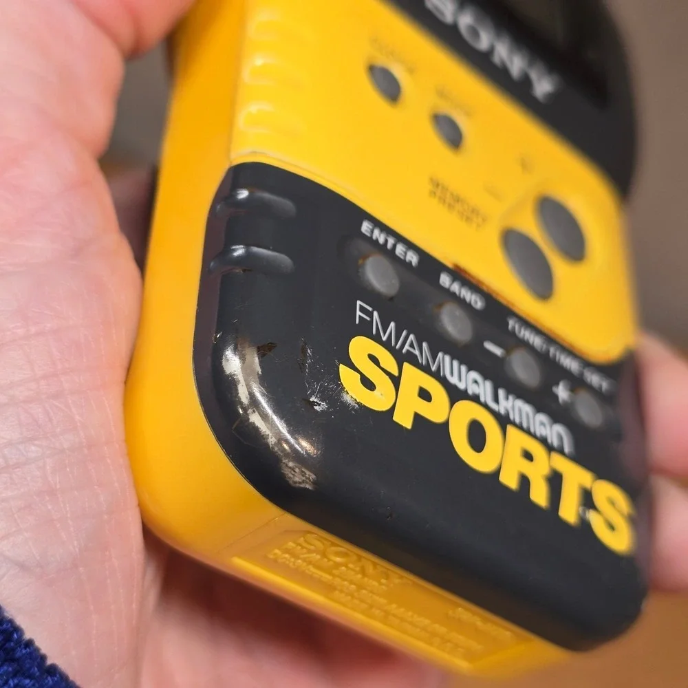 Vintage SONY Walkman Sports FM/AM Radio Yellow SRF-M70 with Belt‎ WORKING!